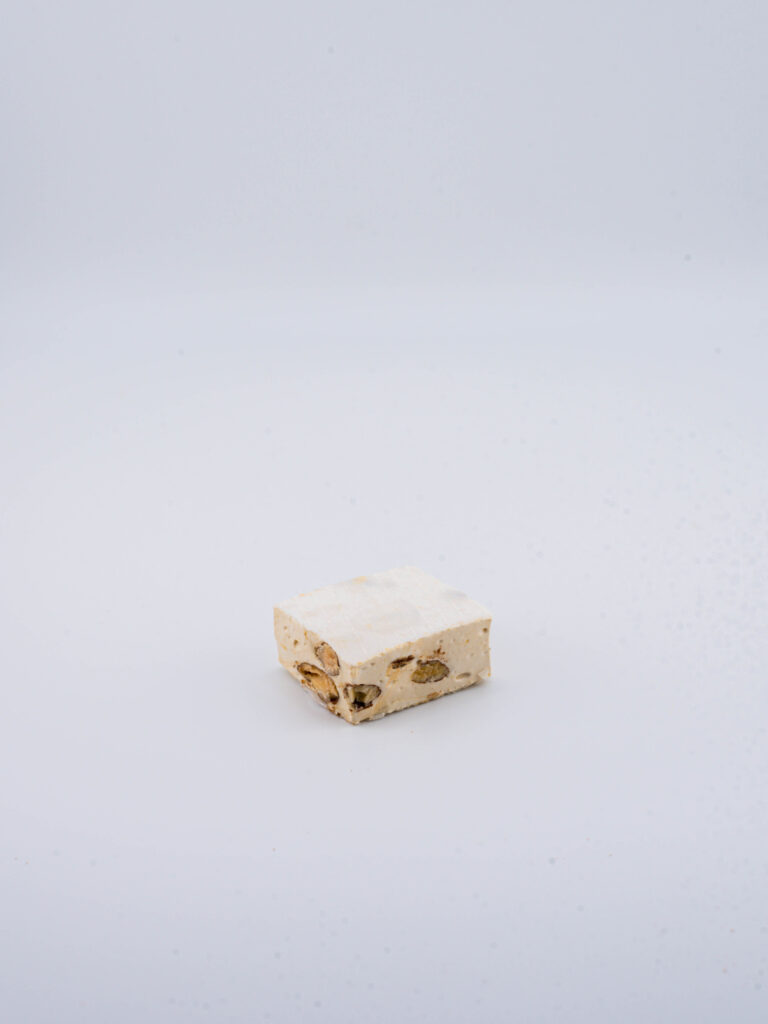 Torrone alla mandorla in porzioni